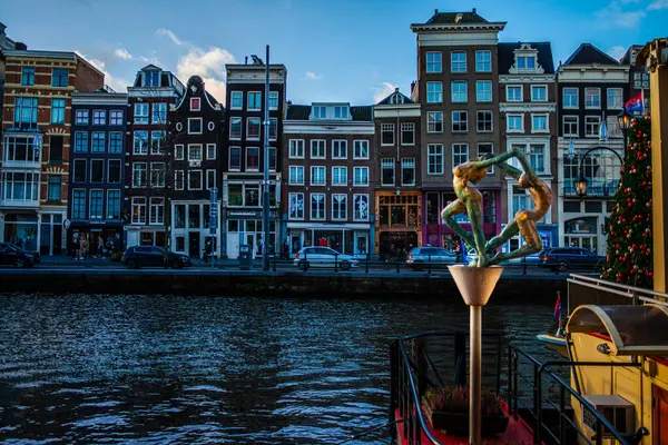 Amsterdam 'ın büyüleyici cazibesine kapılın. Büyüleyici bir kanal görüntüsüyle. Şehrin sakin sularına tarihi işaretler yansıyor..