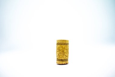 Şarapork-beyaz arka plan, şarabın kalitesini ve tadını korumak için hayati bir bileşen olan tıpanın yakın görüntüsünü sunar..