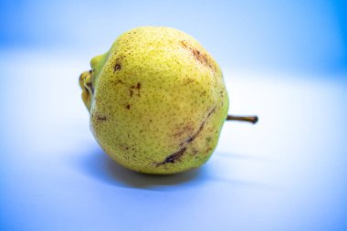 Armut beyazı olgun, sulu bir armut sunar, tatlı ve besin maddeleriyle doludur, sağlıklı bir aperatif ya da aşçılık için idealdir..