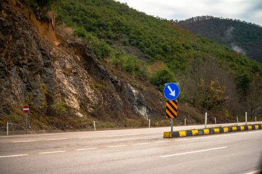 Ayrıntılı asfalt yol profili: Yolun dokusunu ve yüzey karmaşıklıklarını gösteren yakın çekim görüntüsü, benzersiz özelliklerinin araştırılmasını teşvik ediyor