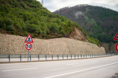 Ayrıntılı asfalt yol profili: Yolun dokusunu ve yüzey karmaşıklıklarını gösteren yakın çekim görüntüsü, benzersiz özelliklerinin araştırılmasını teşvik ediyor