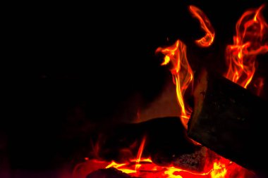 Cehennemin özünü, yakındaki odun ateşiyle yaklaş. Alevli alevler ve kavurucu bir sıcaklık sergiliyor..