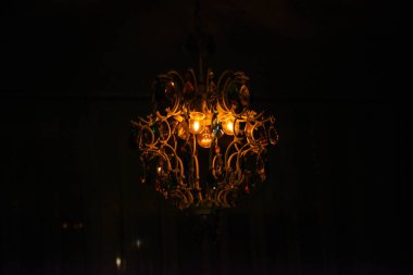 Geceyi aydınlatan bir avizenin zarafetini tecrübe et. Akşam dekoruna biraz cazibe kat..