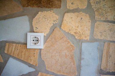 Duvara monte edilmiş elektrik prizi prizinin kolaylığını ve modern yeniliğini keşfedin ve elektrik bağlantısını sağlayın.