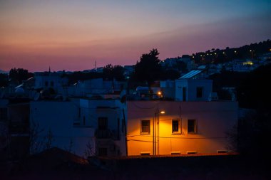Güneş batarken büyüleyici şehrin tadını çıkar. Şehir manzarasına sıcak bir ışık tut..
