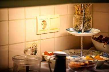 Yemek hazırlama ve yemek pişirme maceralarına hazır mutfak malzemeleri ve malzemelerinin bolluğunu keşfedin..