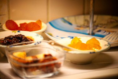 Yemek hazırlama ve yemek pişirme maceralarına hazır mutfak malzemeleri ve malzemelerinin bolluğunu keşfedin..