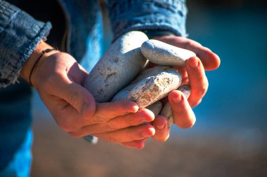 Kıyıdaki esinti taşlarının arasında uyumu bul narin bir şekilde dengeli bir deniz manzarası.