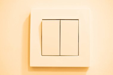 İç aydınlatmayı kontrol etmek için tasarlanmış parlak ve modern bir ışık düğmesi..