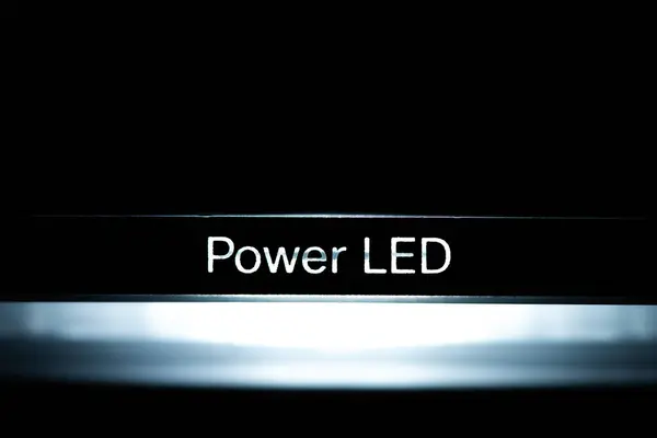 Parlak beyaz ışık ile yazılmış çarpıcı bir 'LED güç' gösterisi, modern aydınlatma teknolojisi sergileniyor.