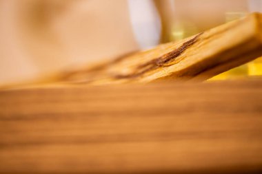 Bir makro fotoğraf, kutsal kokusu ve iyileştirici özellikleriyle bilinen bir Palo Santo çubuğunun karmaşık ayrıntılarını ve doğal güzelliğini gözler önüne serer..