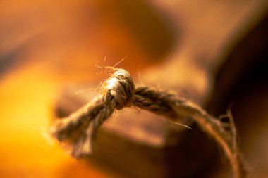 Bir sicim düğümünün makro fotoğrafı. Karmaşık detayları ve çarpıcı yakın plan lifleri yakalıyor..