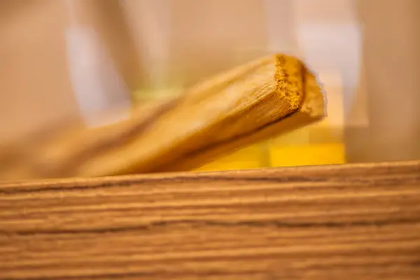 Bir makro fotoğraf, kutsal kokusu ve iyileştirici özellikleriyle bilinen bir Palo Santo çubuğunun karmaşık ayrıntılarını ve doğal güzelliğini gözler önüne serer..