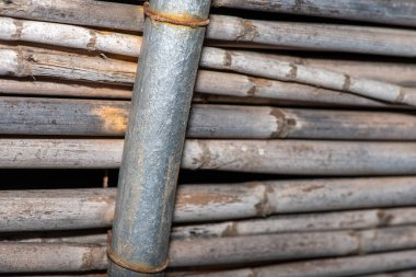 Bir mızrak şemsiyesinin yakın plan çekimi, kumaş, iskelet ve mızrak uçları, işçilik ve şık tasarım detaylarını gözler önüne seriyor..