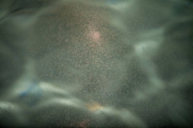 Küçük balık yumurtalarının yüzdüğü sakin bir gece manzarası. Ay ışığını yansıtıyor ve huzurlu, gizemli bir su ortamı yaratıyor..