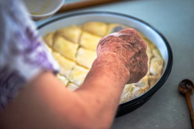 Ev yapımı tereyağlı Borek hazırlanıyor