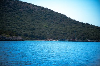 Halatlar, çamurluklar ve donanım dahil olmak üzere önemli gemi bileşenlerini barındıran sakin mavi deniz ayarı, deniz elementleri ve engin okyanus arkaplanı arasındaki uyumu vurguluyor..