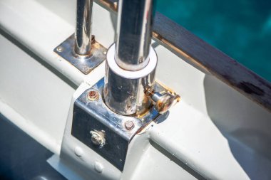 Gemideki sağlam bir metal direğin yakın çekim görüntüsü sağlam yapısını, donanımını ve denizcilik navigasyonundaki temel rolünü gözler önüne seriyor..