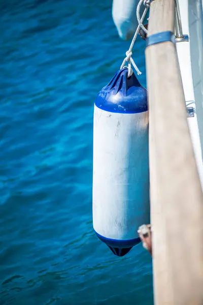 Gemiden sallanan bir çamurluğun yakın plan görüntüsü sağlam bir ip ve düğüm ile korunuyor. Geminin çarpışmasını önlemek için gerekli..