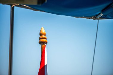Ayrıntılı bir halat, direk ve turistik bir yatta güvenli bir düğüm, gerekli yelkencilik ekipmanları ve deniz işçiliği sergileniyor..