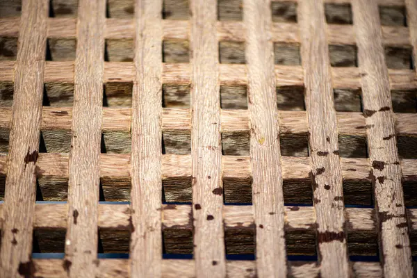 Geminin yıpranmış, ıslak, ahşap yüzeyinin yakından görüntüsü. Denizcilik dokusuna ve taşra cazibesine bir delik açıyor..