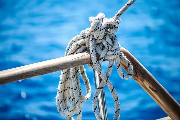 Ayrıntılı bir halat, direk ve turistik bir yatta güvenli bir düğüm, gerekli yelkencilik ekipmanları ve deniz işçiliği sergileniyor..