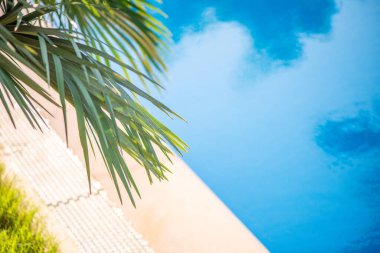 Yakın çekim, makro çekim bir yüzme havuzu manzaralı su, dokulu yüzeyler, ve ışık yansımaları hayat veren yaz titreşimleri