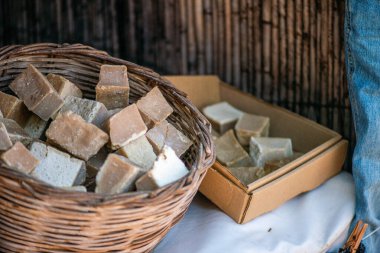 Geleneksel sabun çeşitleriyle dolu kırsal bir sepet, her biri doğal malzemeler ve zamansız işçilik sergiliyor..