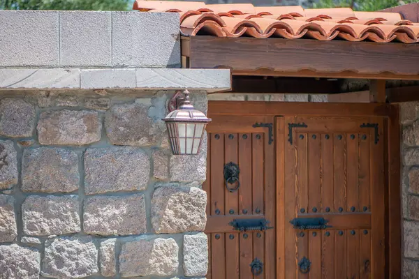 Kırsal bir köyde eski ve yıpranmış bir kapının büyüleyici manzarası geleneksel işçiliğin karmaşık ayrıntılarını ve kırsal çekiciliğini gözler önüne seriyor..