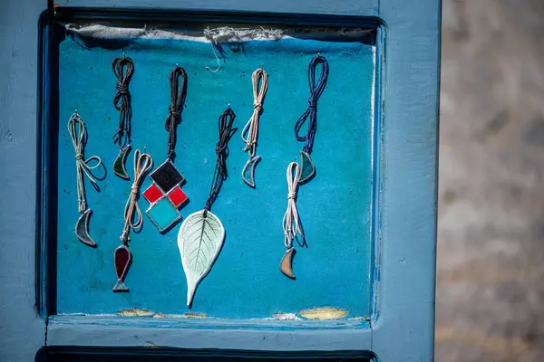 Karmaşık metal işleri, değerli taşlar ve geleneksel motifler içeren antik Orta Doğu kolyelerinin büyüleyici bir gösterisi, zengin kültür mirası ve zanaatkarlığı yansıtıyor..