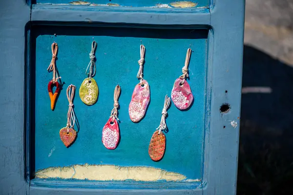 Karmaşık metal işleri, değerli taşlar ve geleneksel motifler içeren antik Orta Doğu kolyelerinin büyüleyici bir gösterisi, zengin kültür mirası ve zanaatkarlığı yansıtıyor..