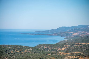 Akdeniz 'in canlı mavi sularının çarpıcı manzarası berraklığını ve berraklığını parlak güneş ışığı altında sergiliyor..