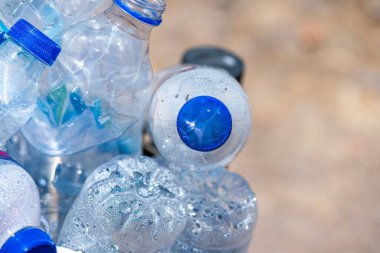 Çöp kutusunda kullanılmış plastik şişelerden oluşan detaylı ve etkili bir resim..