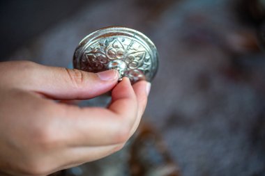 Geleneksel el yapımı Türk kahve fincanının, eski ve yıpranmış taş bir yüzeye yerleştirilmiş, detaylı ve atmosferik bir görüntüsü..