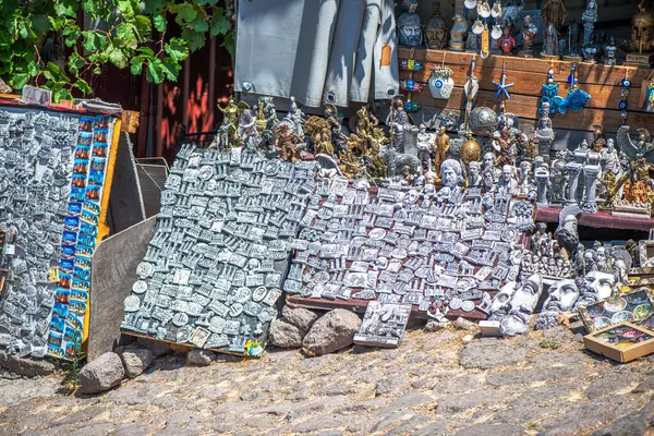 Türkiye 'nin antik bir kenti olan Assos' un tarihi arkaplanına karşı geleneksel hediyelik eşya ve el yapımı süslemelerin canlı bir koleksiyonu sergilendi. 