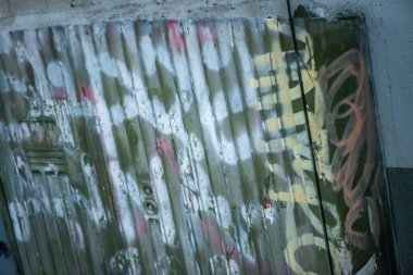 Danimarka 'dan güzel bir manzara. Etrafı tuhaf evler, dolambaçlı sokaklar ve yemyeşil ağaçlarla çevrili büyüleyici bir kilise..