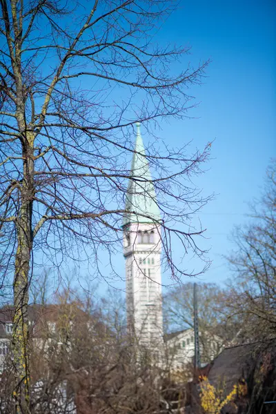 Danimarka 'dan güzel bir manzara. Etrafı tuhaf evler, dolambaçlı sokaklar ve yemyeşil ağaçlarla çevrili büyüleyici bir kilise..