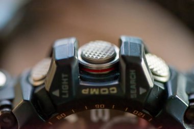 Yüksek çözünürlüklü bir makro fotoğraf. Bir saat yüzünün karmaşık detaylarını yakalıyor. Ustalığını, dokusunu ve hassasiyetini gözler önüne seriyor..