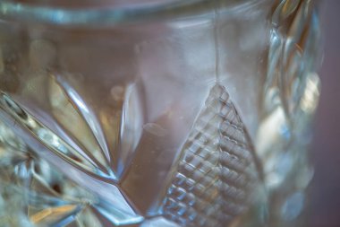 Yüksek çözünürlüklü yakın çekim bir cam yüzey üzerindeki karmaşık dokuyu ve yansımaları yakalıyor.