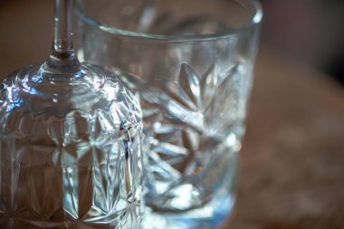 Yüksek çözünürlüklü yakın çekim bir cam yüzey üzerindeki karmaşık dokuyu ve yansımaları yakalıyor.