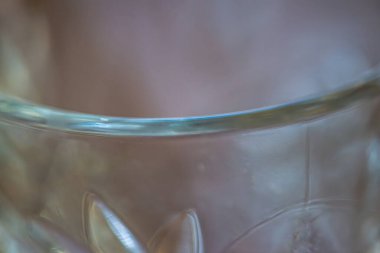 Yüksek çözünürlüklü yakın çekim bir cam yüzey üzerindeki karmaşık dokuyu ve yansımaları yakalıyor.