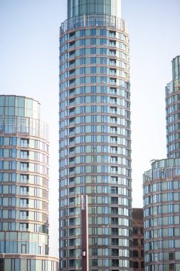 Şehir manzarasında yükselen modern gökdelenleri yakalayan keskin ve detaylı bir fotoğraf..