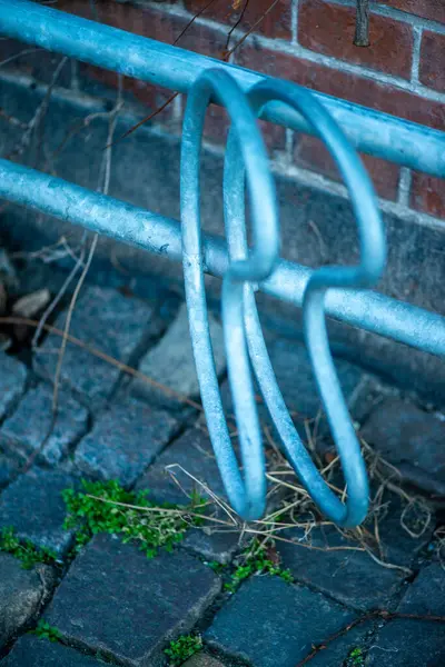 Avrupa kentsel ortamlarında sıkça rastlanan sağlam bir demir bisiklet park yerinin yakın plan gerçekçi bir görüntüsü..