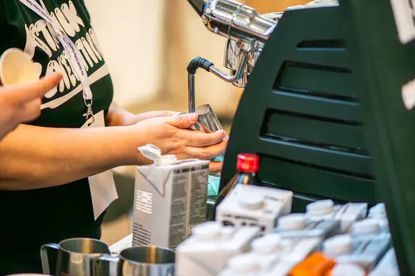 Kopenhag 'daki bir kahve festivalinden canlı bir sahne, iş yerinde baristaların, çeşitli kahve fincanlarının, meşgul müşterilerin, demleme tekniklerinin ve kahve çevresindeki zengin kültürün yer aldığı.