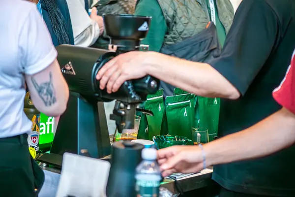 Kopenhag 'daki bir kahve festivalinden canlı bir sahne, iş yerinde baristaların, çeşitli kahve fincanlarının, meşgul müşterilerin, demleme tekniklerinin ve kahve çevresindeki zengin kültürün yer aldığı.