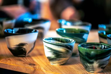 Yaratıcı bir atölyeden eşsiz bir seramik kahve fincanı. Kültürel ifade, yaşam boyu öğrenme ve modern eğitim ortamlarını vurgulamak.