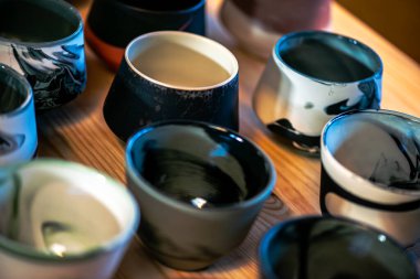 Yaratıcı bir atölyeden eşsiz bir seramik kahve fincanı. Kültürel ifade, yaşam boyu öğrenme ve modern eğitim ortamlarını vurgulamak.