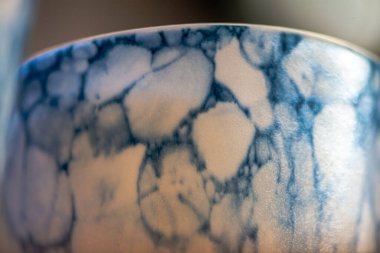 Yaratıcı bir atölyeden eşsiz bir seramik kahve fincanı. Kültürel ifade, yaşam boyu öğrenme ve modern eğitim ortamlarını vurgulamak.