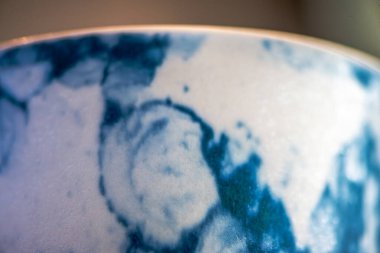 Yaratıcı bir atölyeden eşsiz bir seramik kahve fincanı. Kültürel ifade, yaşam boyu öğrenme ve modern eğitim ortamlarını vurgulamak.