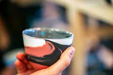 Yaratıcı bir atölyeden eşsiz bir seramik kahve fincanı. Kültürel ifade, yaşam boyu öğrenme ve modern eğitim ortamlarını vurgulamak.